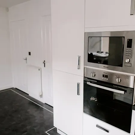Renovated 3-bed, 3-bath With Garden *