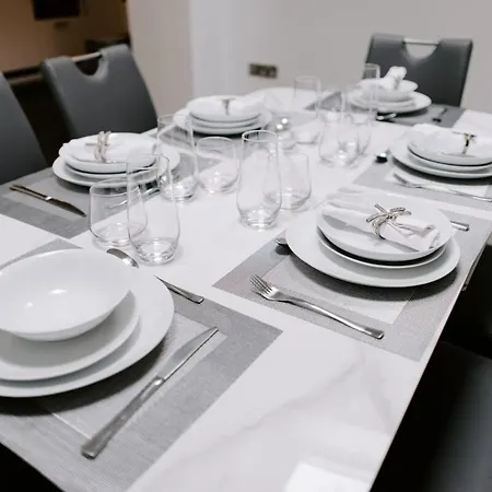 Gadbridge - 3 Bedroom House, Parking And Garden! * 소너비온티스