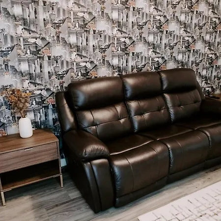 Gadbridge - 3 Bedroom House, Parking And Garden! 펜션