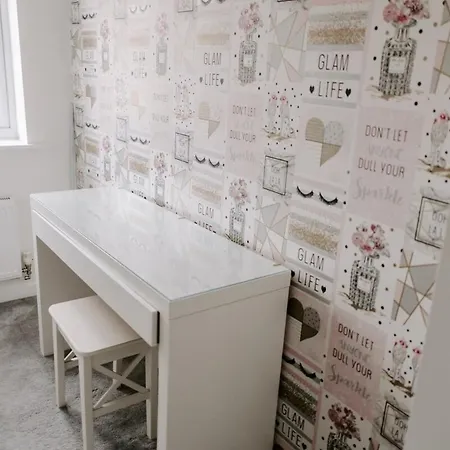 בית נופש Renovated 3-bed, 3-bath With Garden
