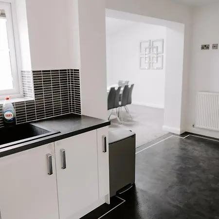 Renovated 3-bed, 3-bath With Garden בית נופש *