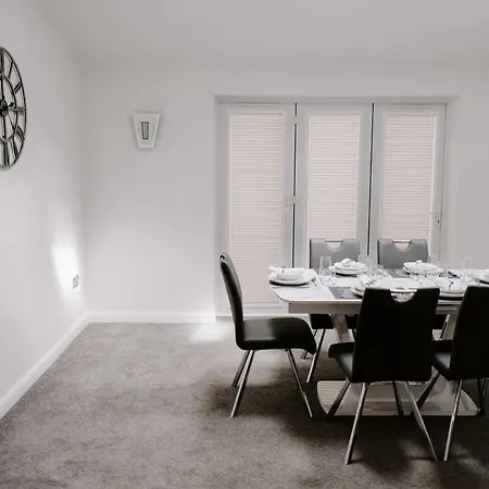 Renovated 3-bed, 3-bath With Garden בית נופש Thornaby on Tees