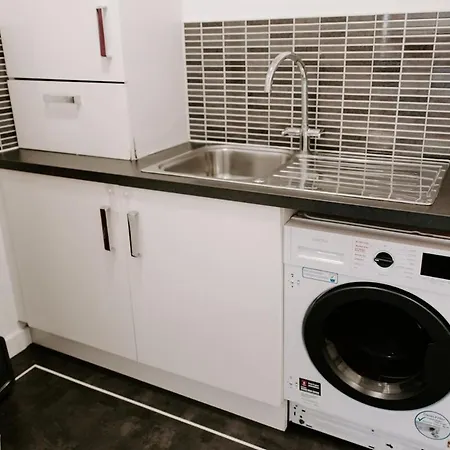 Gadbridge - 3 Bedroom House, Parking And Garden!