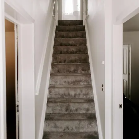 Renovated 3-bed, 3-bath With Garden בית נופש Thornaby on Tees