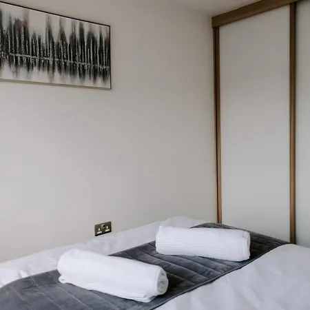 Renovated 3-bed, 3-bath With Garden *