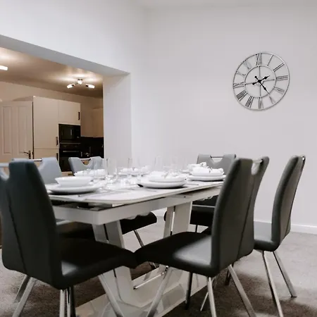 Gadbridge - 3 Bedroom House, Parking And Garden! 펜션