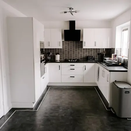 Renovated 3-bed, 3-bath With Garden בית נופש *