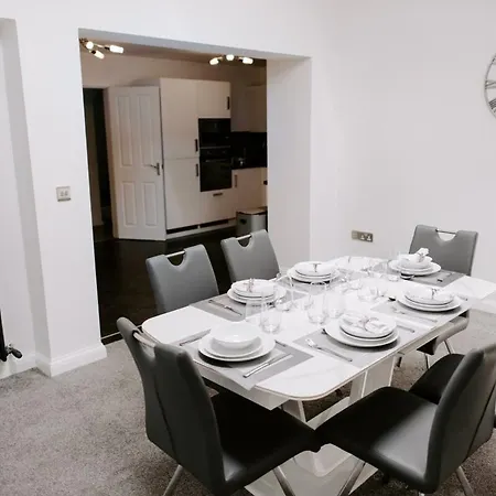 בית נופש Renovated 3-bed, 3-bath With Garden *
