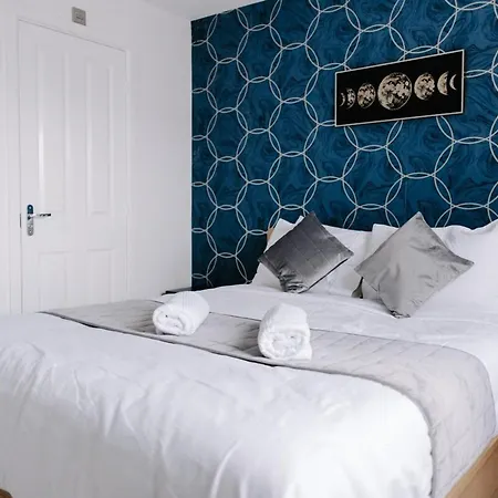 Gadbridge - 3 Bedroom House, Parking And Garden! 펜션 소너비온티스