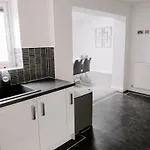 Gadbridge - 3 Bedroom House, Parking And Garden! Holiday home *