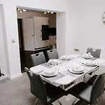 Holiday home Gadbridge - 3 Bedroom House, Parking And Garden! *